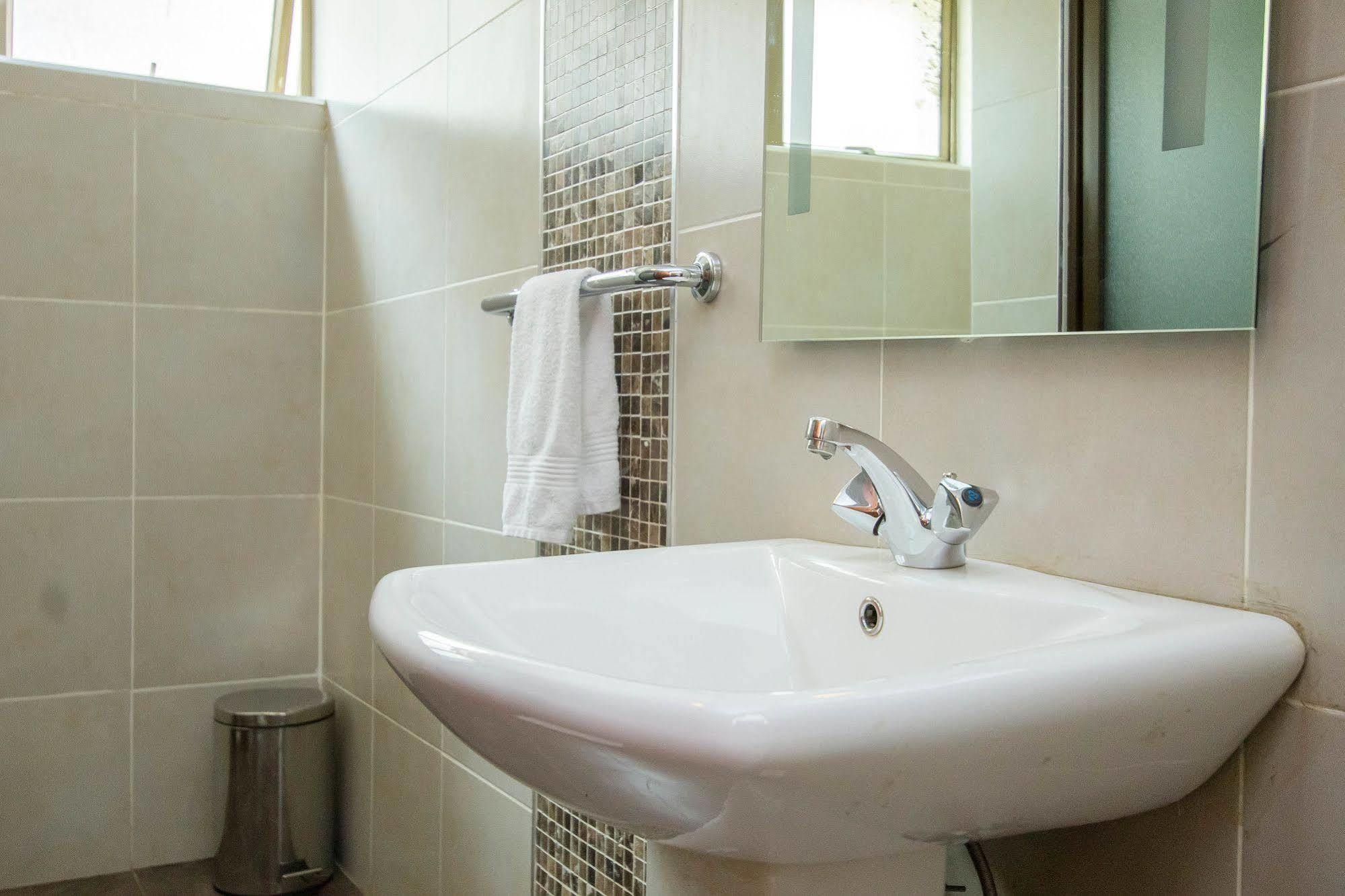 Victoria Comfort Inn كيزيمو المظهر الخارجي الصورة